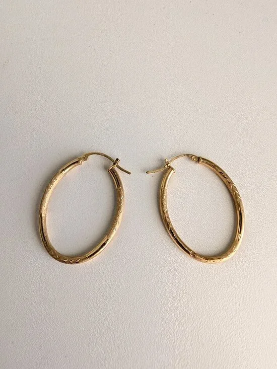 14K Yellow Gold Oval Hoop Earrings Diamond Cut Classic Medium Leightweight - Picture 3 of 10